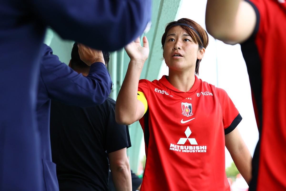 ピッチへ向かうその表情には、勝利への強い決意がにじみます（高橋はな選手）