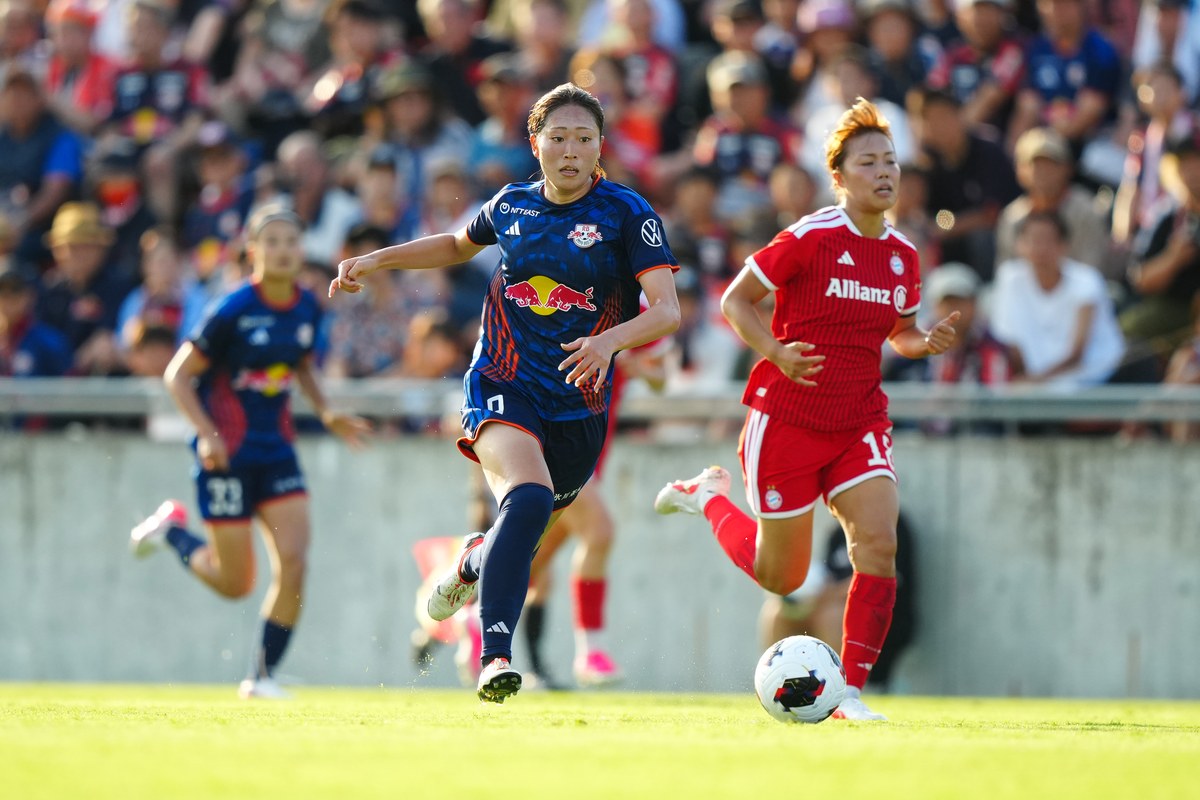 フィールドを駆け抜ける西尾葉音選手
